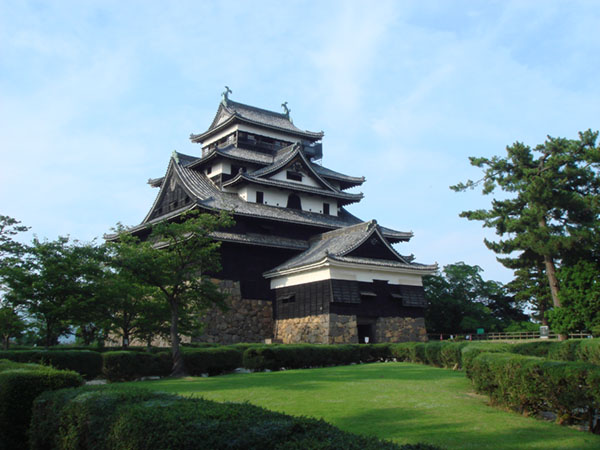 松江城と庭園の写真